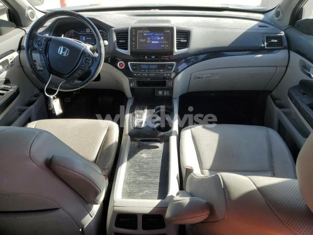 Photo 4 of 2020 HONDA RIDGELINE RTL N/A (VIN 5FPYK3F78LB010131)
