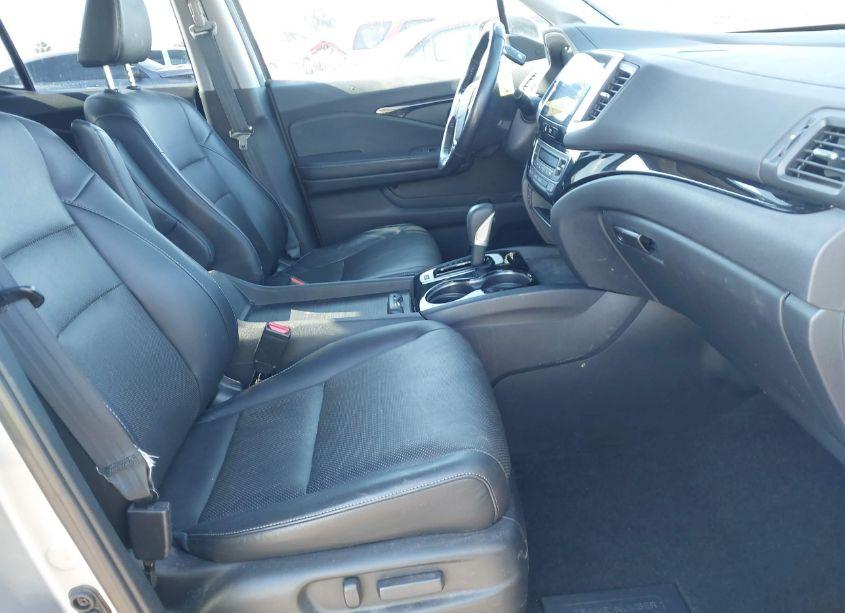 Photo 5 of 2017 Honda Ridgeline RTL-E (VIN 5FPYK3F7XHB033904)