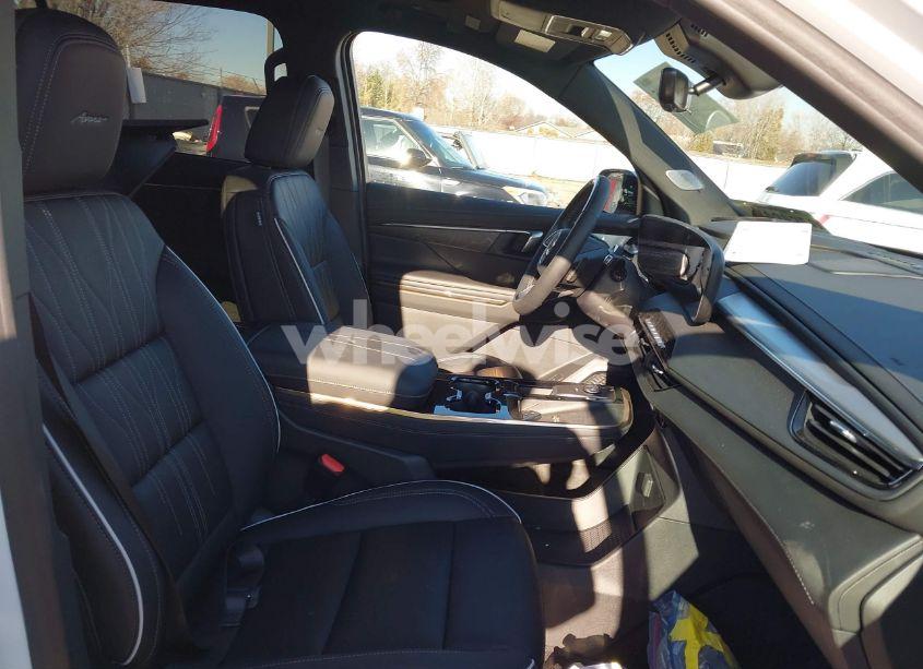 Photo 5 of 2025 Buick Enclave AVENIR FWD (VIN 5GAEVCRS5SJ107024)