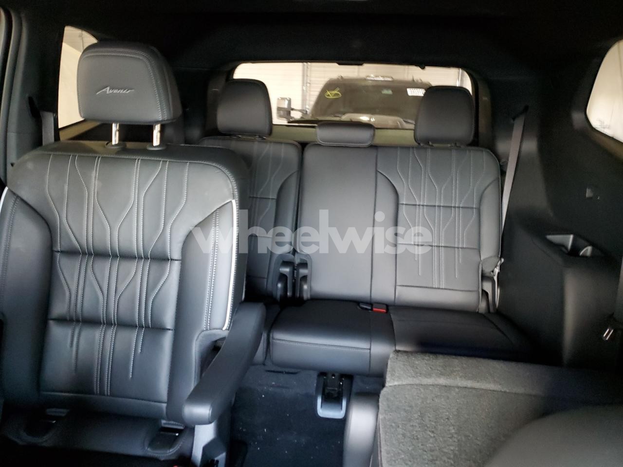 Photo 10 of 2025 BUICK ENCLAVE AVENIR N/A (VIN 5GAEVCRS8SJ284117)