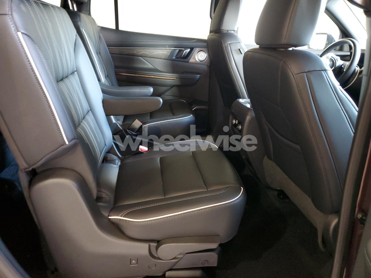 Photo 11 of 2025 BUICK ENCLAVE AVENIR N/A (VIN 5GAEVCRS8SJ284117)