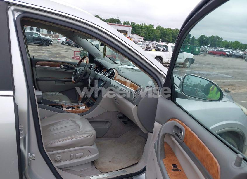 Photo 5 of 2010 Buick Enclave 1XL (VIN 5GALRBEDXAJ104776)