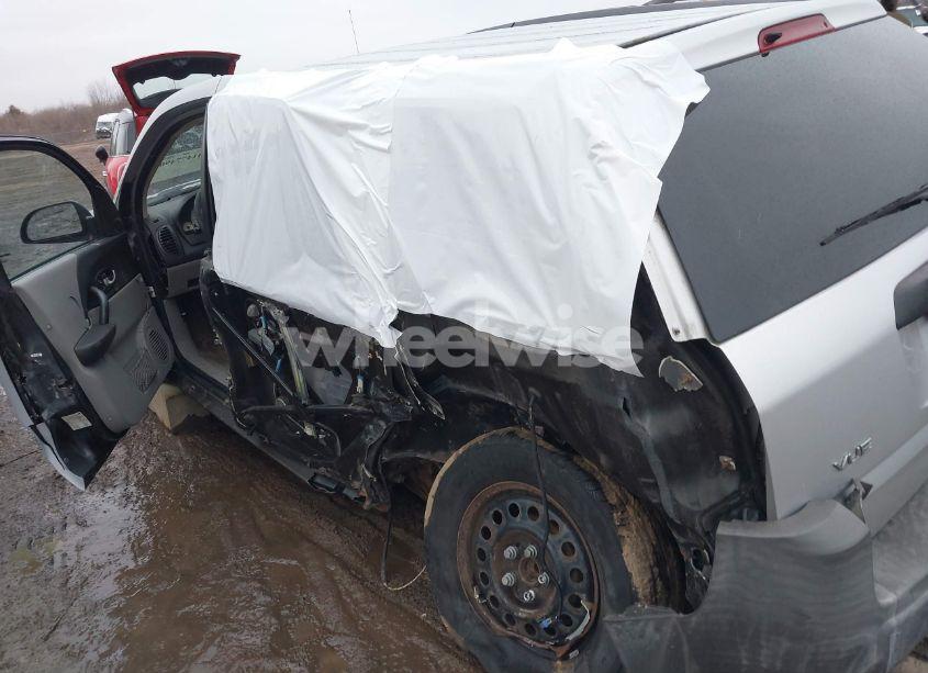 Photo 6 of 2005 Saturn Vue 4 CYL (VIN 5GZCZ33D95S830599)