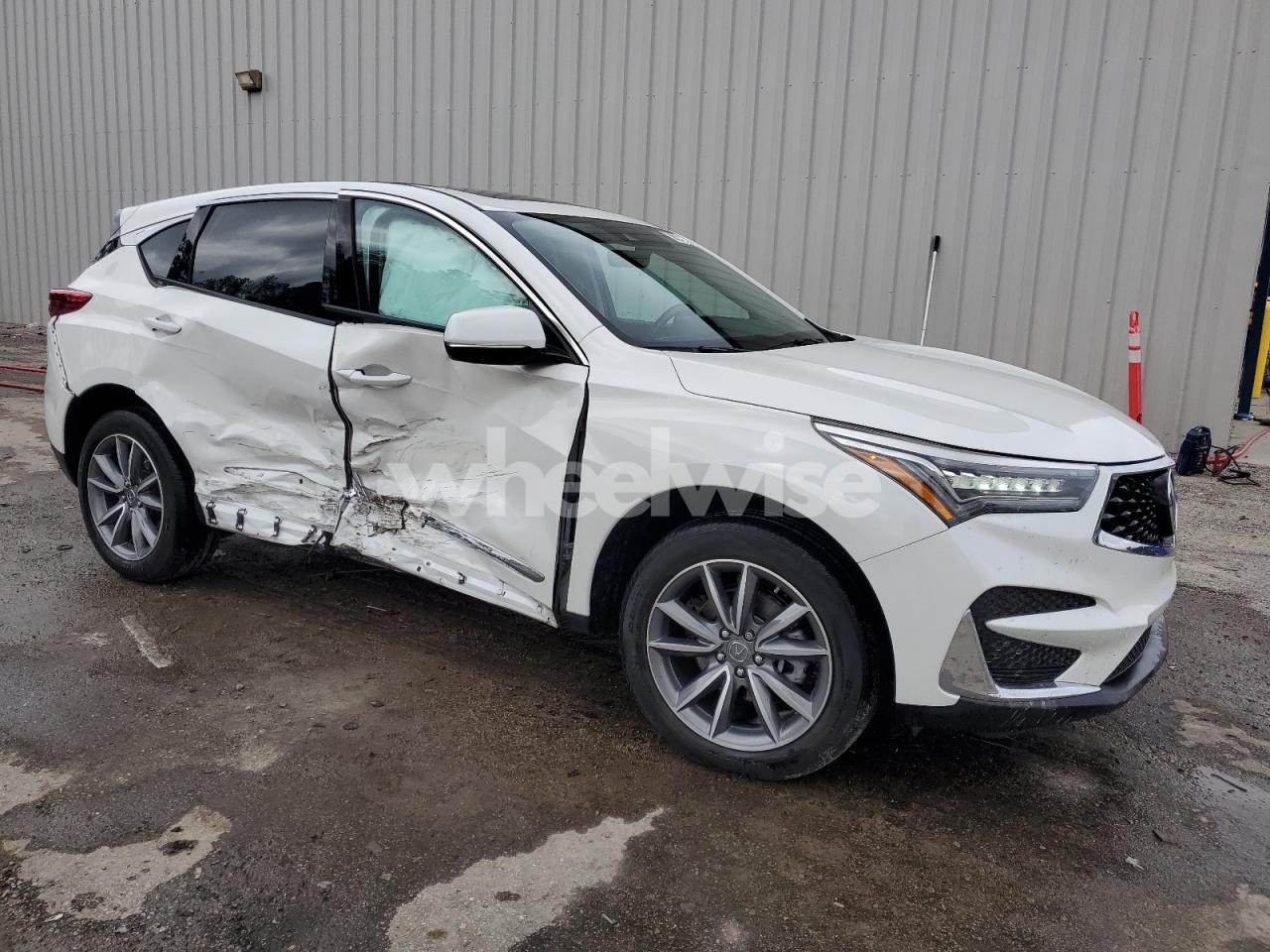 Photo 4 of 2020 ACURA RDX TECHNOLOGY (VIN 5J8TC2H59LL029758)