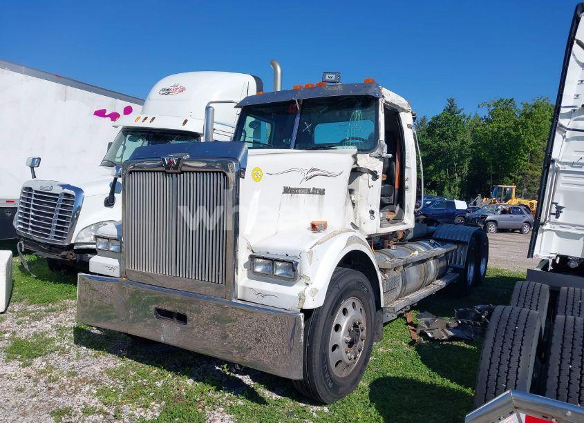 Photo 2 of 2020 Western Star 4900 EX (VIN 5KJJAED11LPLU6459)