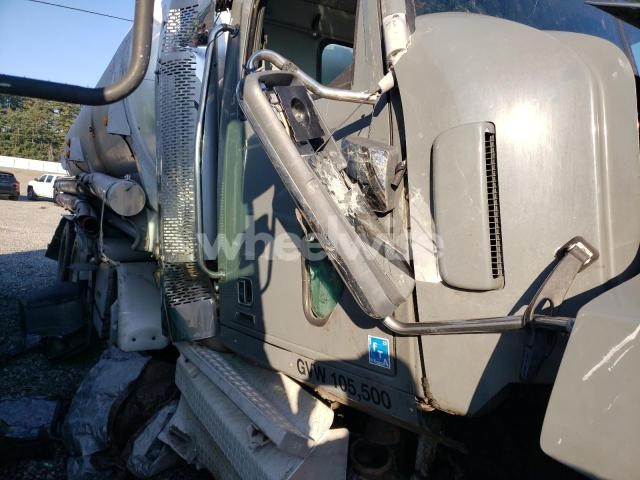 Photo 3 of 2022 WESTERN STAR 4900 TANK TRUCK N/A (VIN 5KKMALFG0NPNE5161)