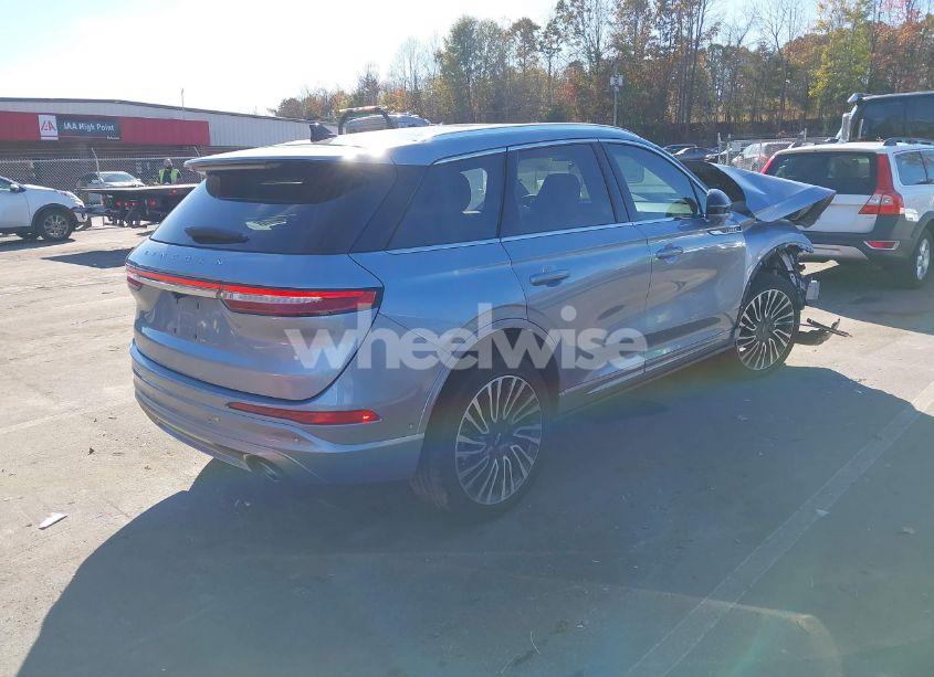 Photo 4 of 2022 Lincoln Corsair RESERVE (VIN 5LMCJ2DH3NUL00033)