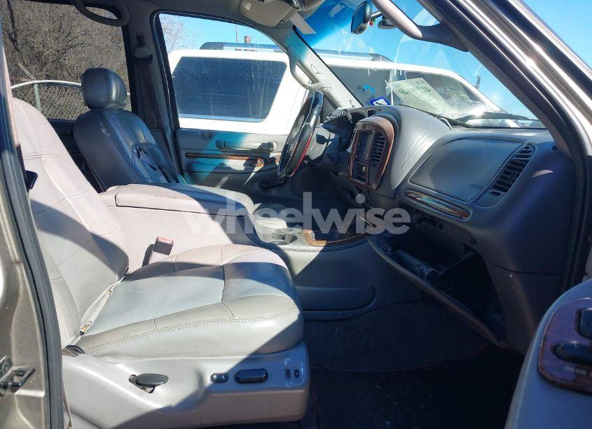 Photo 5 of 2001 Lincoln Navigator N/A (VIN 5LMEU27R41LJ31080)