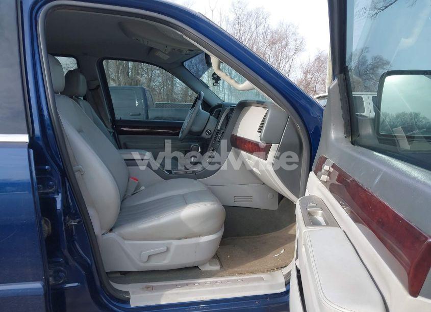 Photo 5 of 2004 Lincoln Aviator N/A (VIN 5LMEU88HX4ZJ43812)