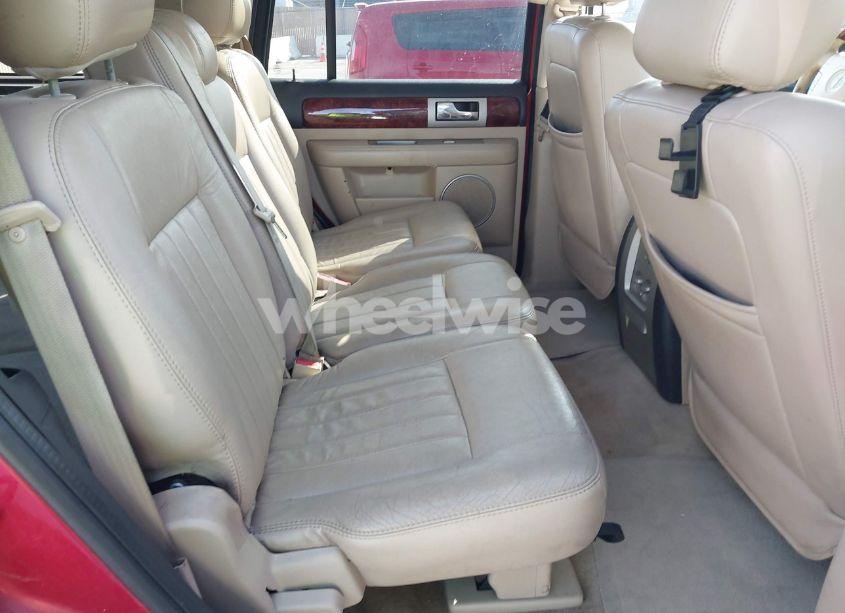 Photo 8 of 2005 Lincoln Navigator (VIN 5LMFU27505LJ05647)