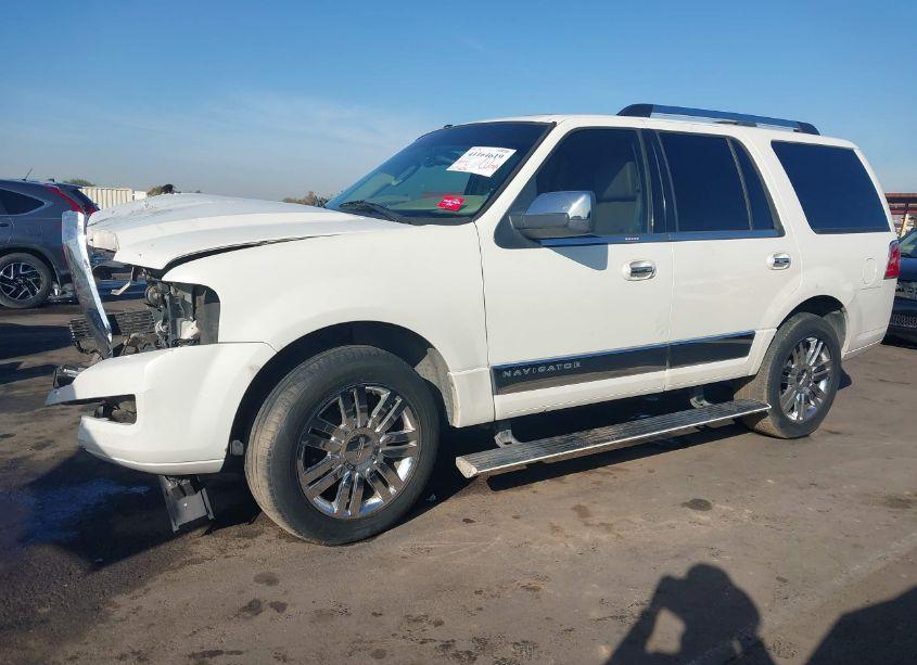 Photo 2 of 2007 Lincoln Navigator ULTIMATE (VIN 5LMFU27507LJ04565)