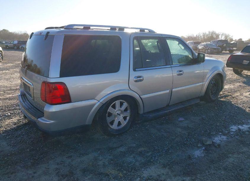Photo 4 of 2005 Lincoln Navigator (VIN 5LMFU27565LJ03949)