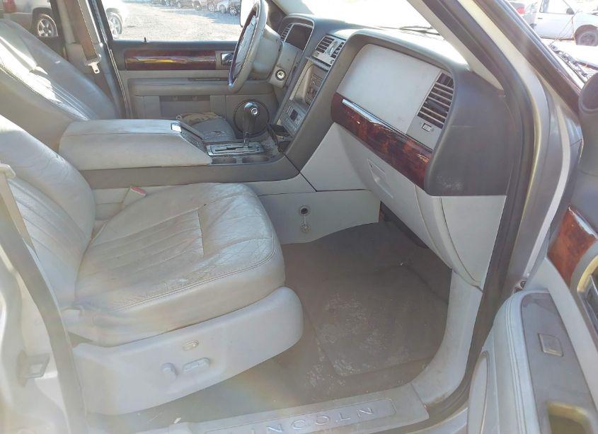 Photo 5 of 2005 Lincoln Navigator (VIN 5LMFU27565LJ03949)