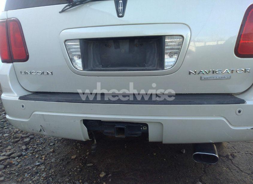 Photo 13 of 2005 Lincoln Navigator (VIN 5LMFU27595LJ18056)