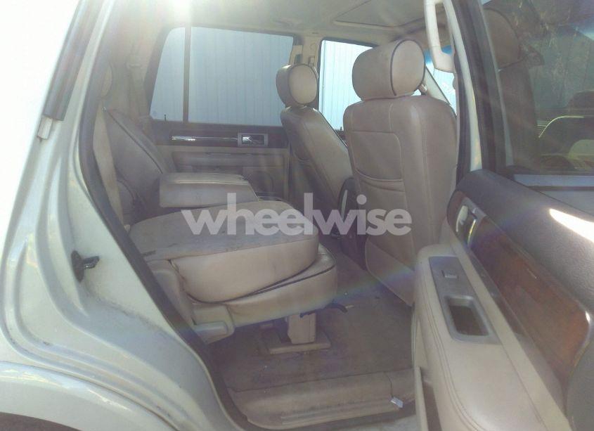 Photo 8 of 2005 Lincoln Navigator (VIN 5LMFU27595LJ18056)