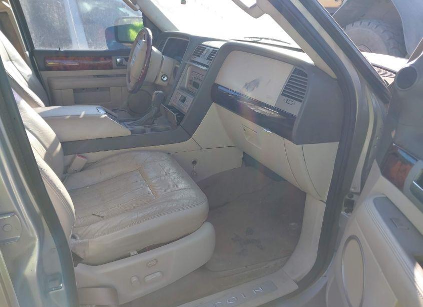 Photo 5 of 2004 Lincoln Navigator (VIN 5LMFU27R34LJ23271)