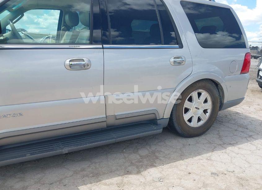 Photo 6 of 2003 Lincoln Navigator (VIN 5LMFU27R93LJ18137)