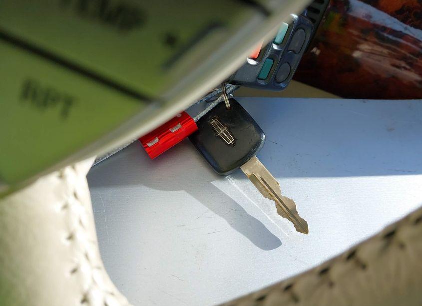 Photo 11 of 2004 Lincoln Navigator (VIN 5LMFU27RX4LJ08119)