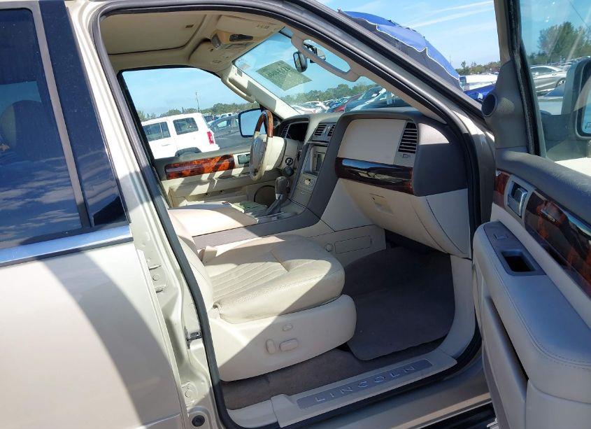 Photo 5 of 2004 Lincoln Navigator (VIN 5LMFU27RX4LJ08119)