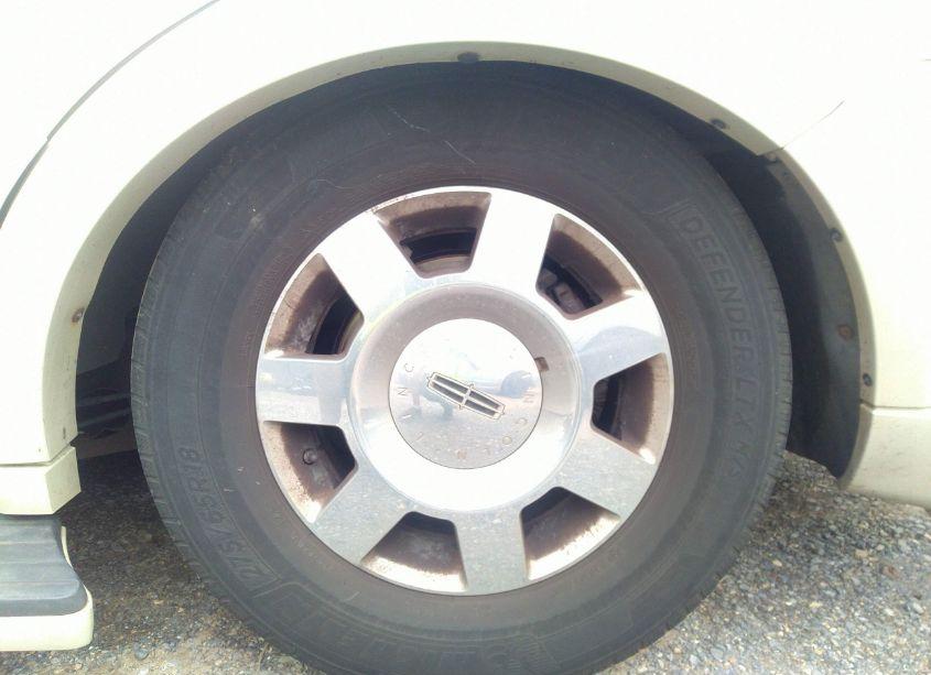 Photo 12 of 2005 Lincoln Navigator (VIN 5LMFU28505LJ18915)