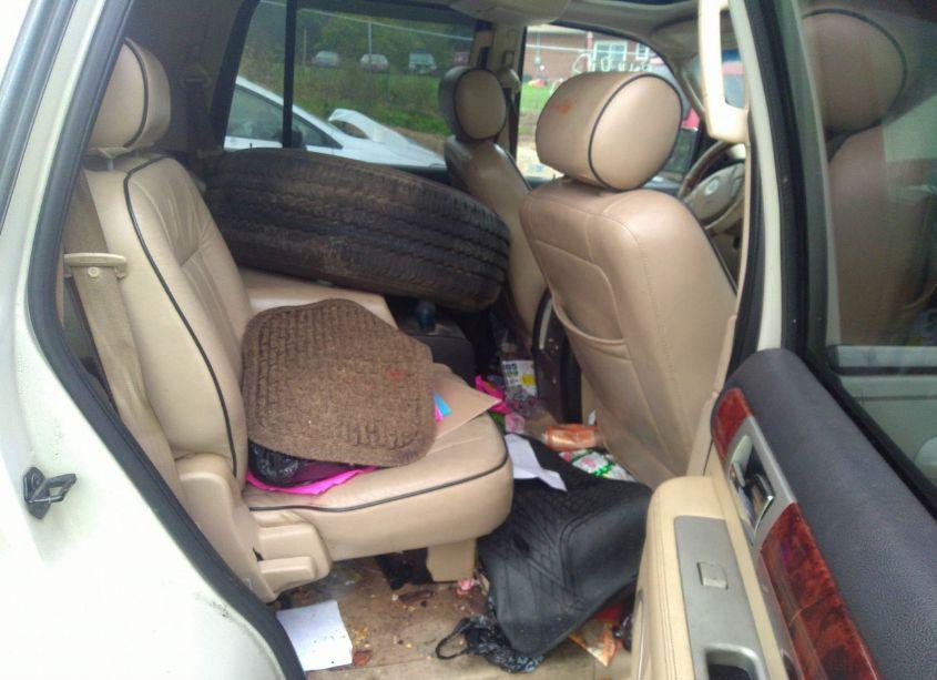 Photo 8 of 2005 Lincoln Navigator (VIN 5LMFU28505LJ18915)