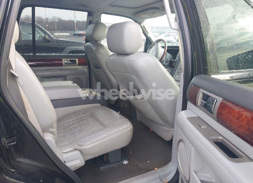 Photo 8 of 2005 Lincoln Navigator (VIN 5LMFU28535LJ11344)