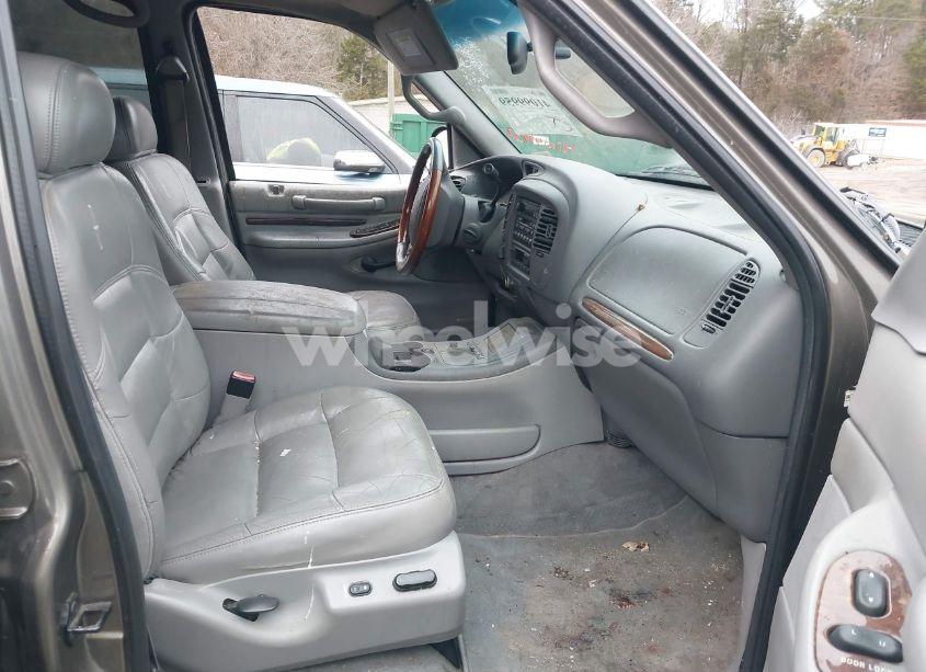 Photo 5 of 2002 Lincoln Navigator N/A (VIN 5LMFU28R12LJ13141)