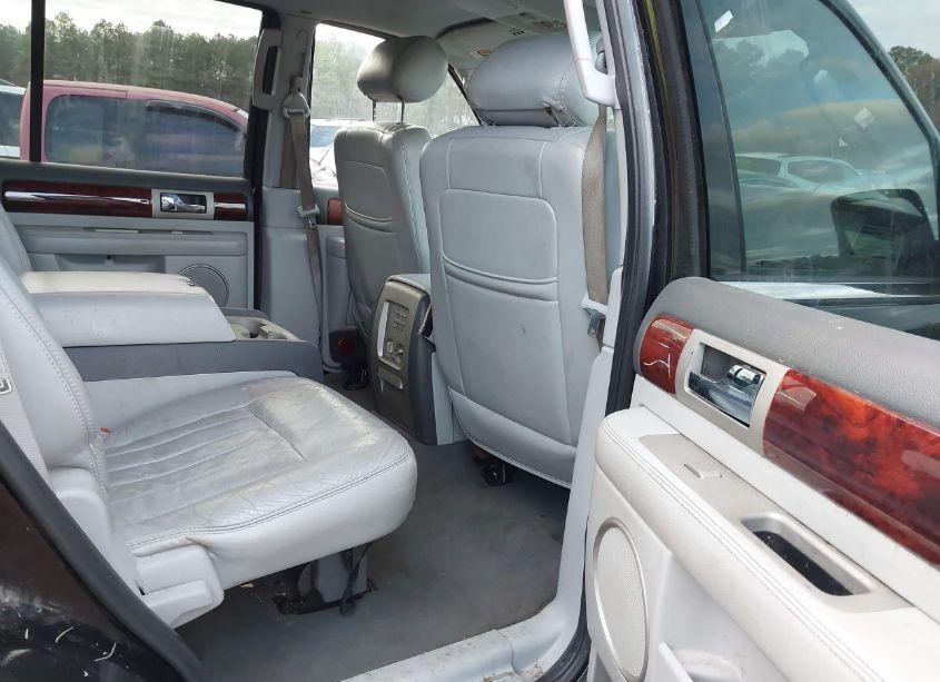 Photo 8 of 2004 Lincoln Navigator (VIN 5LMFU28R24LJ10638)