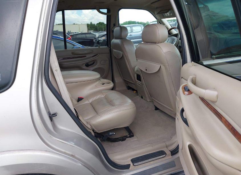 Photo 8 of 2001 Lincoln Navigator N/A (VIN 5LMFU28RX1LJ13797)