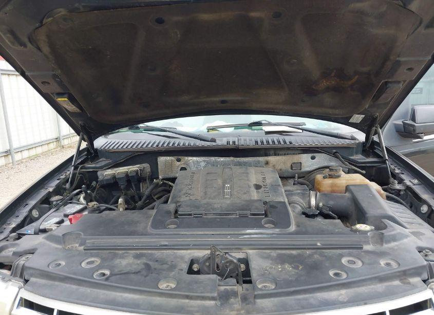 Photo 10 of 2010 Lincoln Navigator (VIN 5LMJJ2H58AEJ00258)