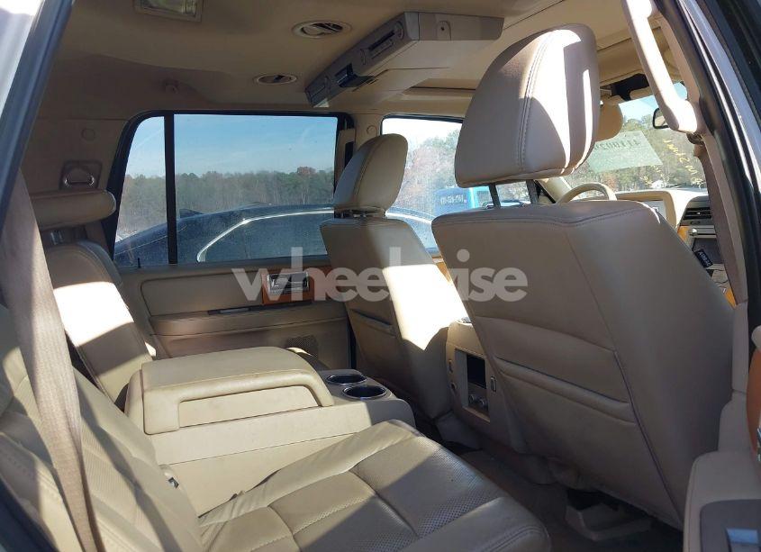Photo 8 of 2010 Lincoln Navigator (VIN 5LMJJ2H58AEJ10174)
