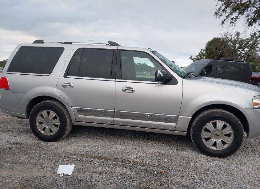 Photo 13 of 2010 Lincoln Navigator (VIN 5LMJJ2J51AEJ05134)