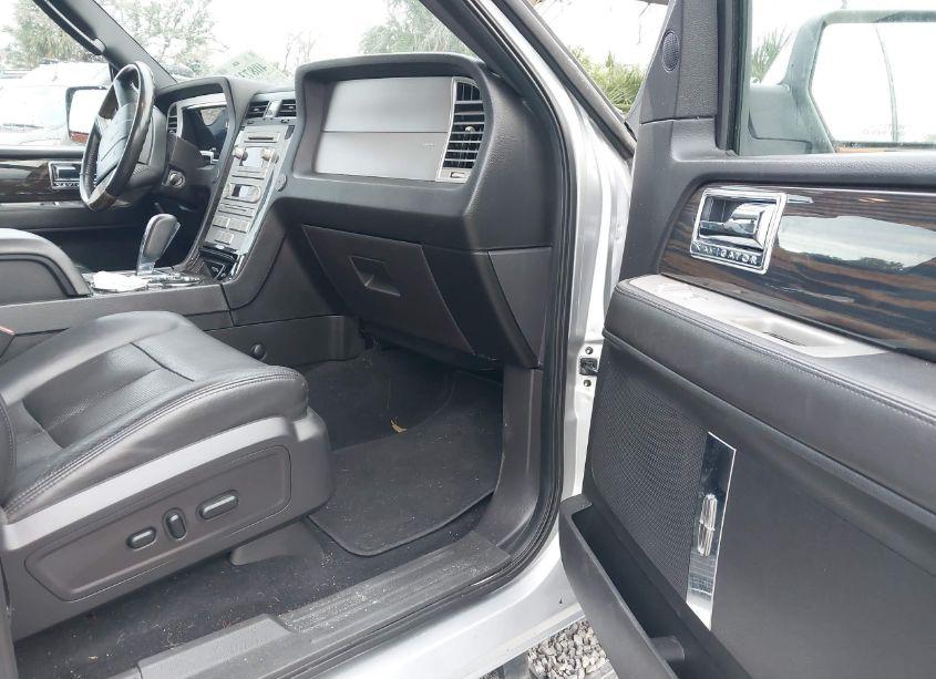 Photo 5 of 2010 Lincoln Navigator (VIN 5LMJJ2J51AEJ05134)
