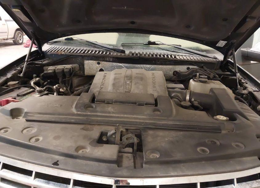 Photo 10 of 2010 Lincoln Navigator (VIN 5LMJJ2J5XAEJ01146)