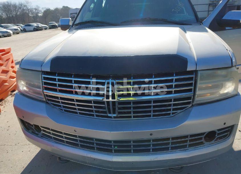 Photo 10 of 2010 Lincoln Navigator L (VIN 5LMJJ3H52AEJ01881)