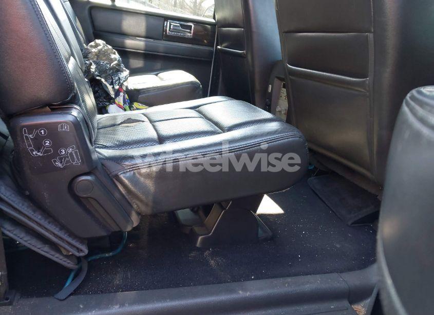 Photo 8 of 2010 Lincoln Navigator L (VIN 5LMJJ3H52AEJ01881)