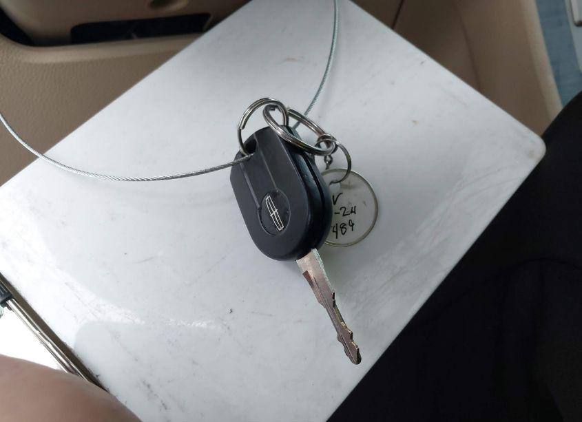 Photo 11 of 2010 Lincoln Navigator L (VIN 5LMJJ3J58AEJ09655)