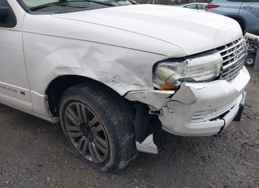 Photo 6 of 2010 Lincoln Navigator L (VIN 5LMJJ3J58AEJ09655)