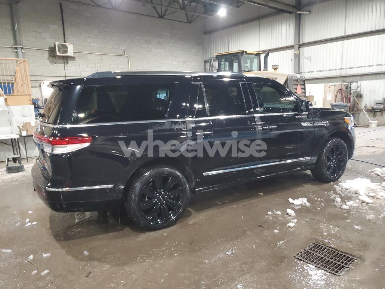 Photo 3 of 2024 LINCOLN NAVIGATOR L RESERVE N/A (VIN 5LMJJ3LG5REL07670)