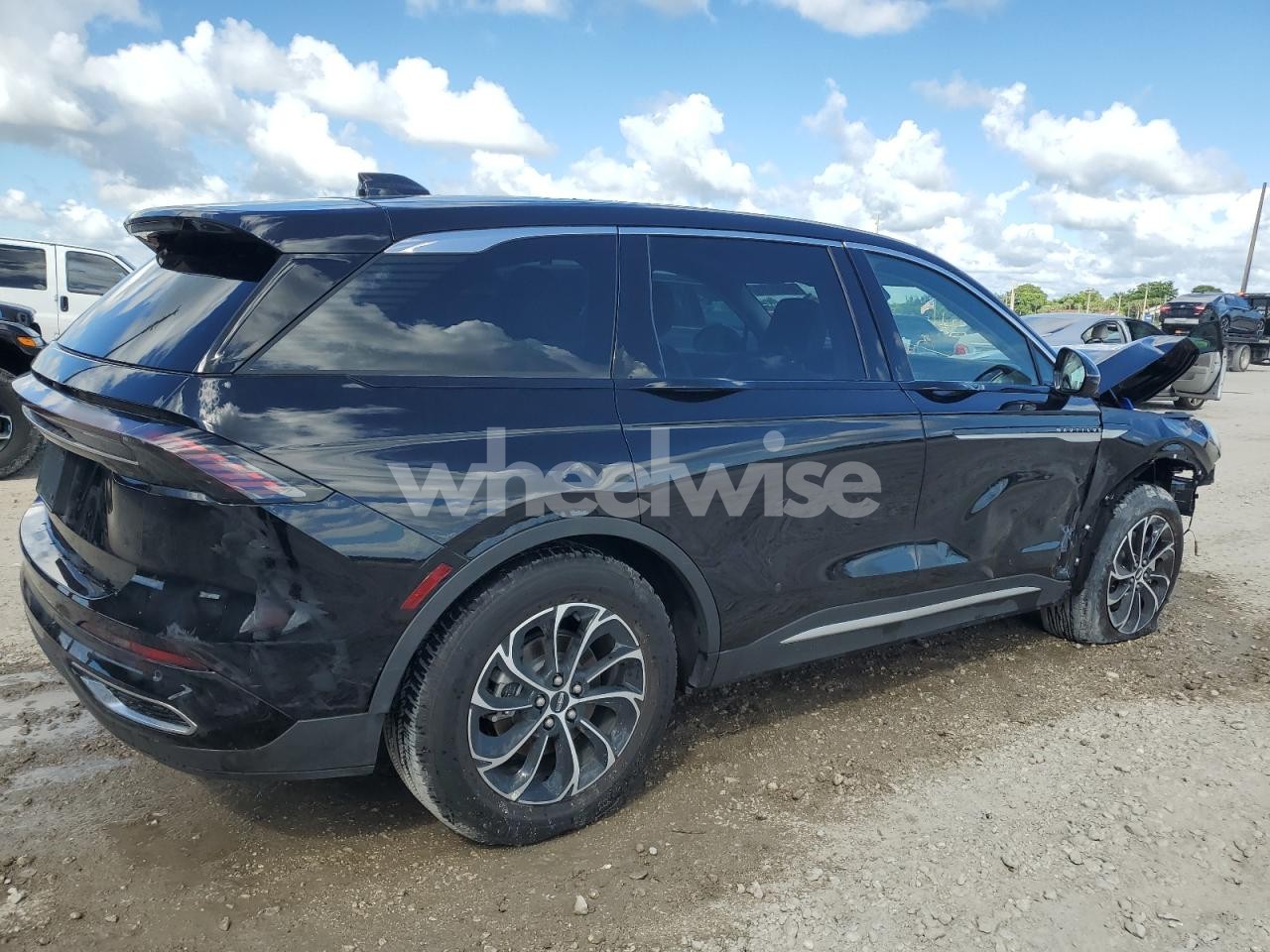 Photo 3 of 2025 LINCOLN NAUTILUS PREMIERE (VIN 5LMPJ8JA5SJ885108)