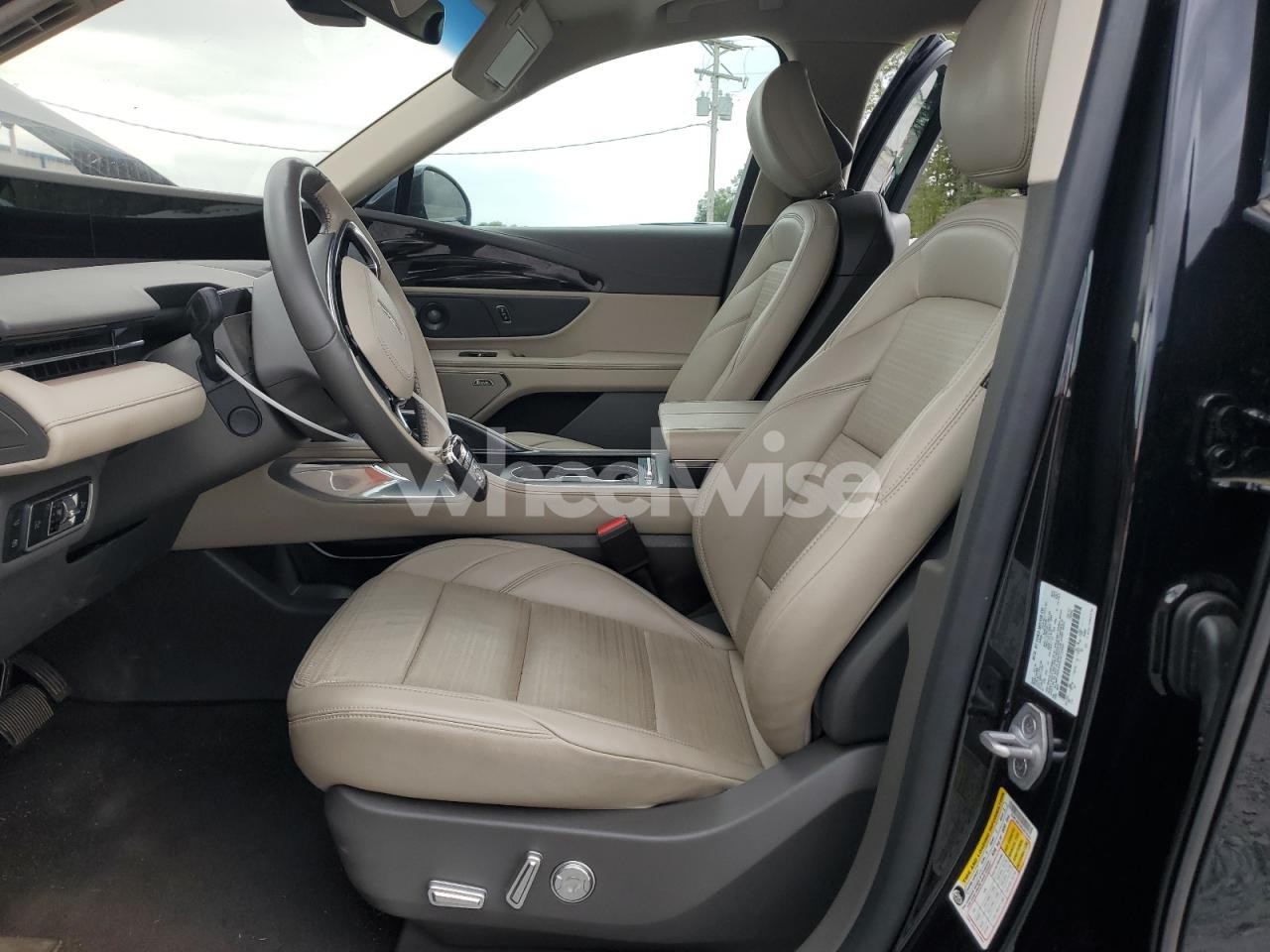 Photo 7 of 2024 LINCOLN NAUTILUS RESERVE (VIN 5LMPJ8K4XRJ812545)