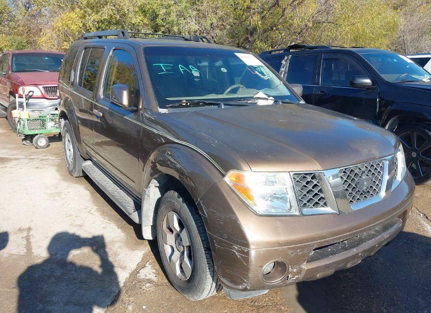 2005 Nissan Pathfinder SE (VIN 5N1AR18U15C715426) main photo