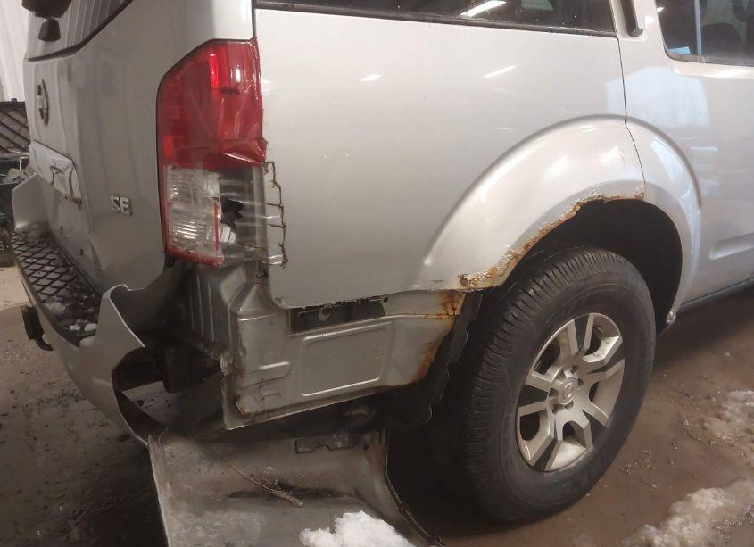 2005 Nissan Pathfinder SE (VIN 5N1AR18W85C769775) main photo