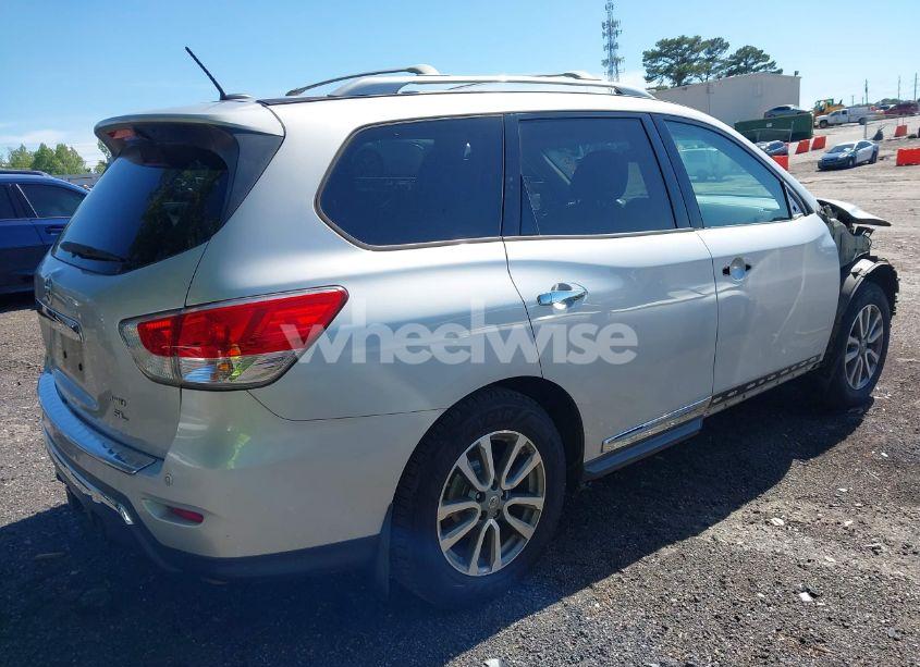 Photo 4 of 2016 Nissan Pathfinder SL (VIN 5N1AR2MM1GC611565)