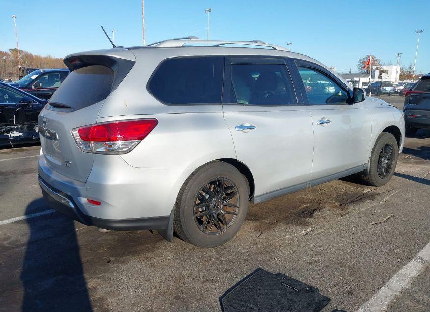 Photo 4 of 2016 Nissan Pathfinder SV (VIN 5N1AR2MM4GC631812)