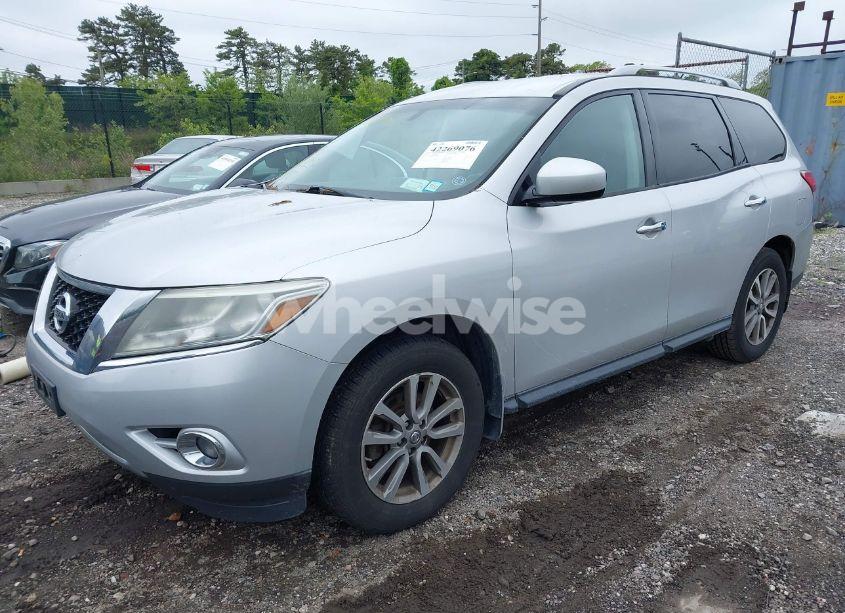 Photo 2 of 2014 Nissan Pathfinder SV (VIN 5N1AR2MM8EC676197)