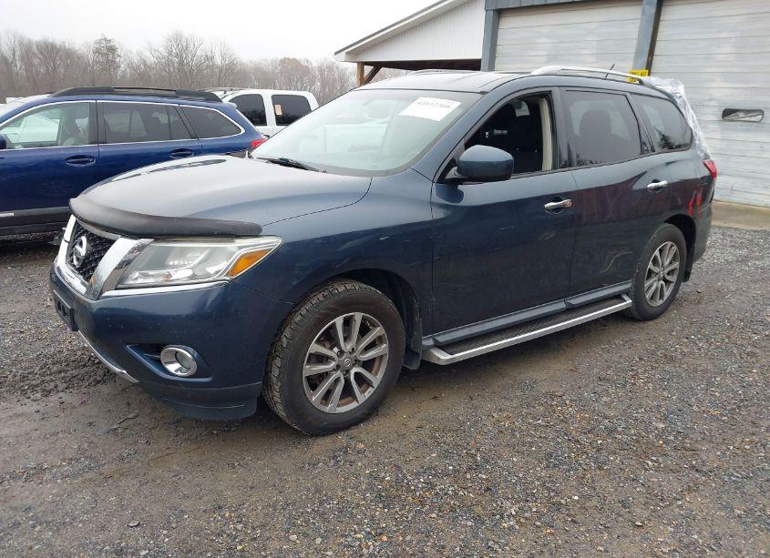 Photo 2 of 2016 Nissan Pathfinder SV (VIN 5N1AR2MM9GC604282)