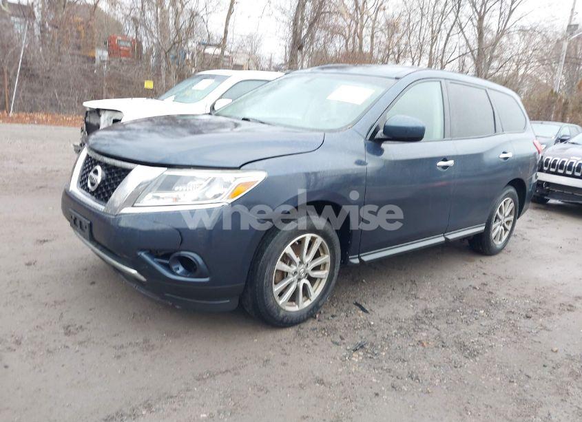 Photo 2 of 2014 Nissan Pathfinder S (VIN 5N1AR2MMXEC636168)