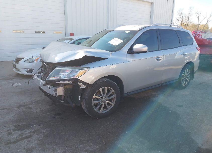 Photo 2 of 2016 Nissan Pathfinder SV (VIN 5N1AR2MN1GC662640)