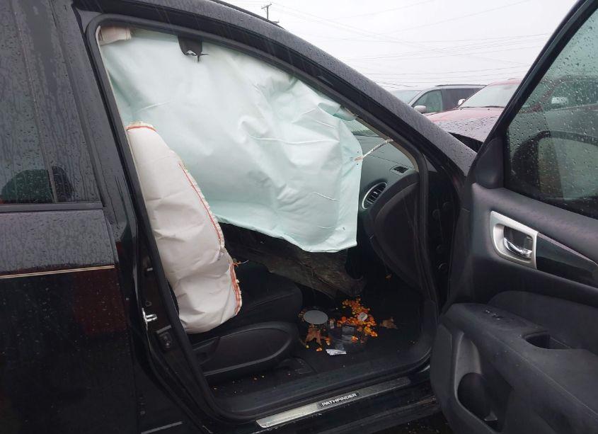 Photo 5 of 2015 Nissan Pathfinder SV (VIN 5N1AR2MN2FC645201)